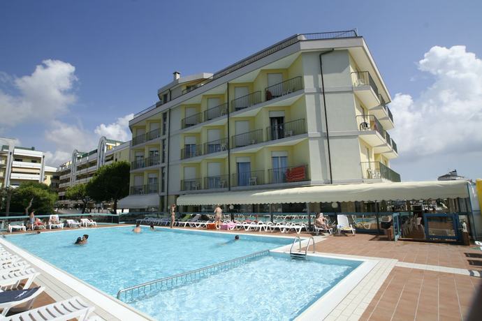 Imagen de la piscina del Hotel Touring, Caorle. Foto 18