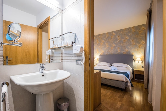 Imagen de la habitación del Hotel Touring, Carpi. Foto 17