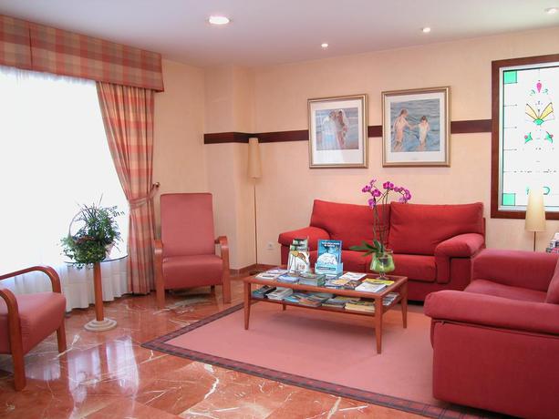 Imagen de los exteriores del Hotel Touris. Foto 4