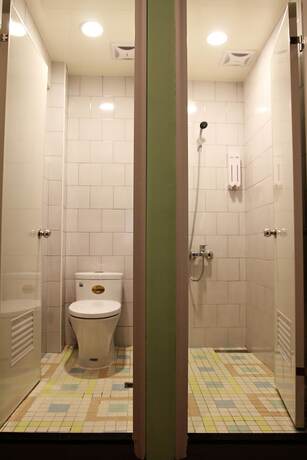 Imagen de la habitación del Hotel Tourist Bunny. Foto 17