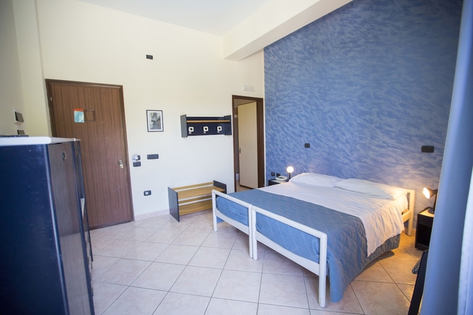 Imagen de la habitación del Hotel Tourist, Cefalu. Foto 2