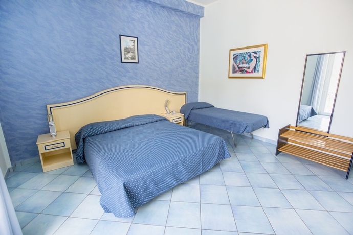 Imagen de la habitación del Hotel Tourist, Cefalu. Foto 3
