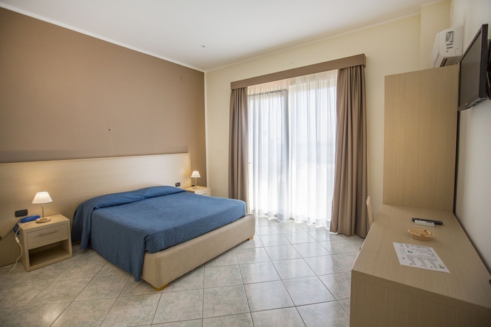Imagen de la habitación del Hotel Tourist, Cefalu. Foto 4