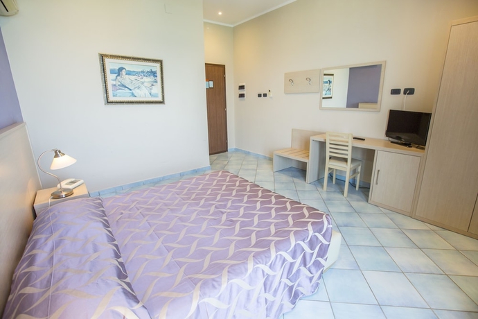 Imagen de la habitación del Hotel Tourist, Cefalu. Foto 9