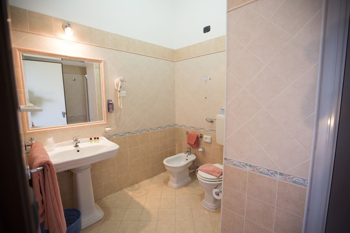 Imagen de la habitación del Hotel Tourist, Cefalu. Foto 11