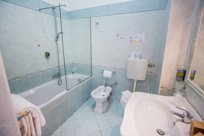 Imagen de la habitación del Hotel Tourist, Cefalu. Foto 13