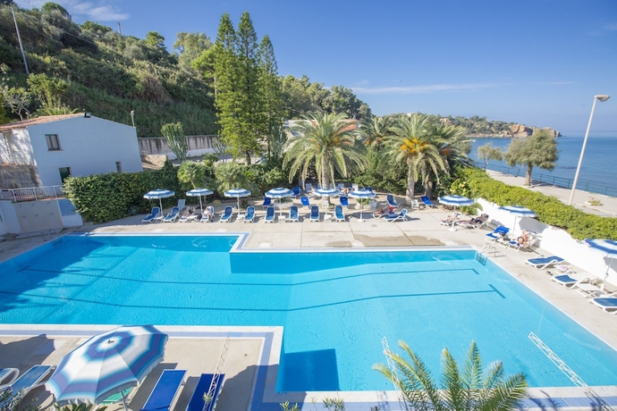 Imagen de la piscina del Hotel Tourist, Cefalu. Foto 16