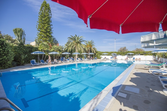 Imagen de la piscina del Hotel Tourist, Cefalu. Foto 17