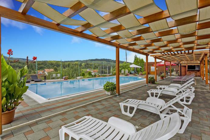 Imagen de los exteriores del Hotel Tourist Center Marko. Foto 11