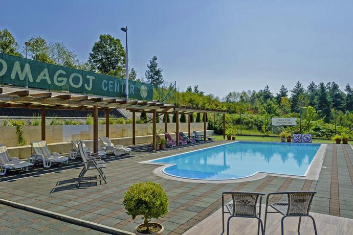 Imagen de la piscina del Hotel Tourist Center Marko. Foto 12