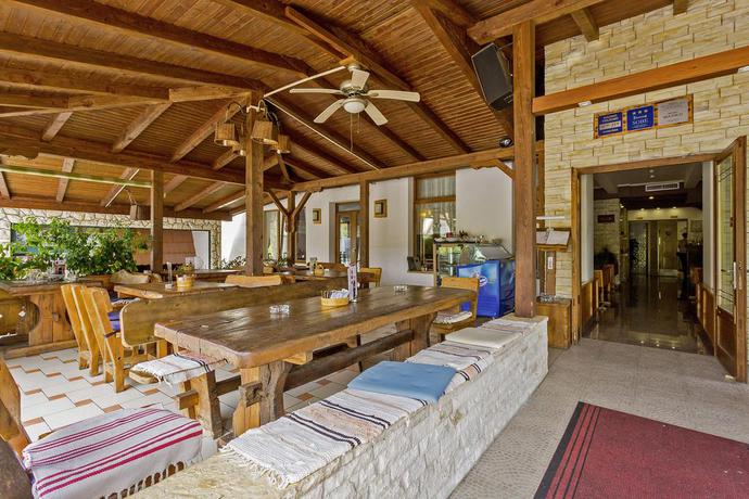 Imagen del bar/restaurante del Hotel Tourist Center Marko. Foto 3