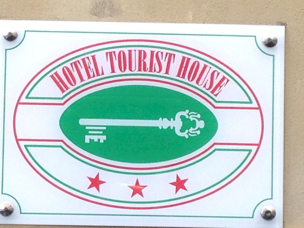 Imagen de los exteriores del Hotel Tourist House. Foto 9