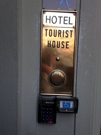 Imagen de los exteriores del Hotel Tourist House. Foto 10