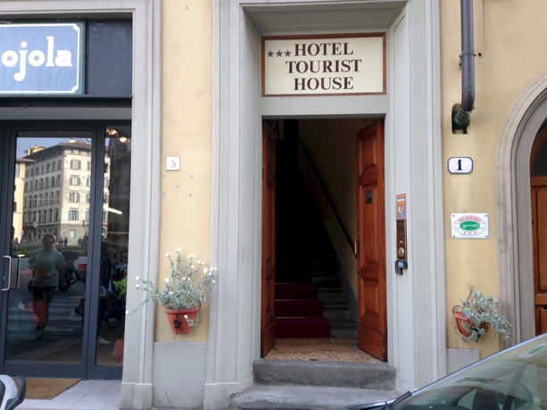 Imagen de los exteriores del Hotel Tourist House. Foto 11