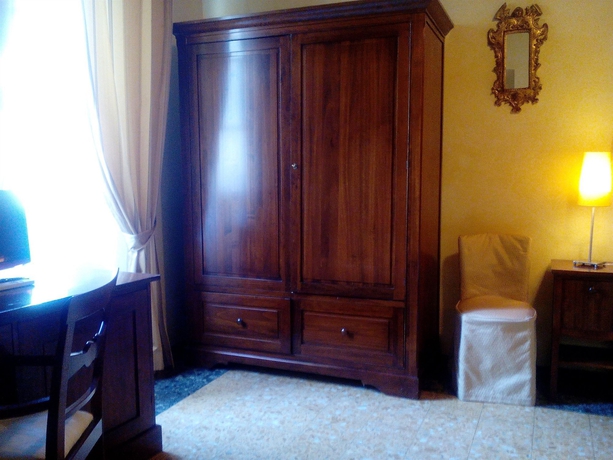 Imagen de la habitación del Hotel Tourist House. Foto 6