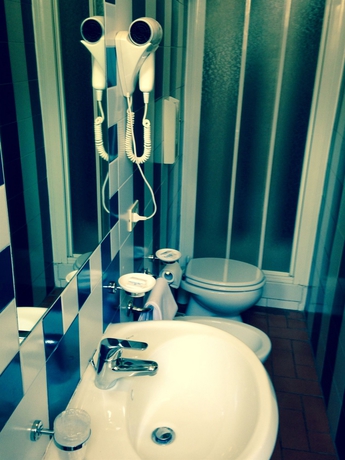 Imagen de la habitación del Hotel Tourist House. Foto 8