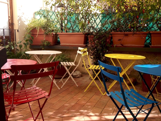 Imagen del bar/restaurante del Hotel Tourist House. Foto 2