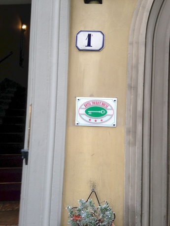 Imagen de los exteriores del Hotel Tourist House. Foto 16