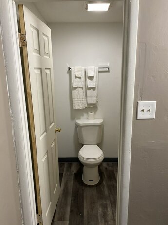 Imagen de la habitación del Hotel Tourist Inn. Foto 8