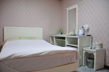 Imagen de la habitación del Hotel Tourist Masters. Foto 9