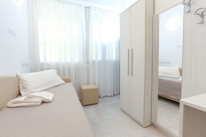 Imagen de la habitación del Hotel Tourist Meuble. Foto 8