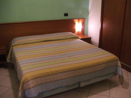 Imagen de la habitación del Hotel Tourist, Nápoles. Foto 4