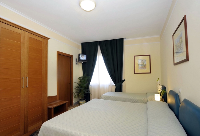 Imagen de la habitación del Hotel Tourist, Sorrento. Foto 7