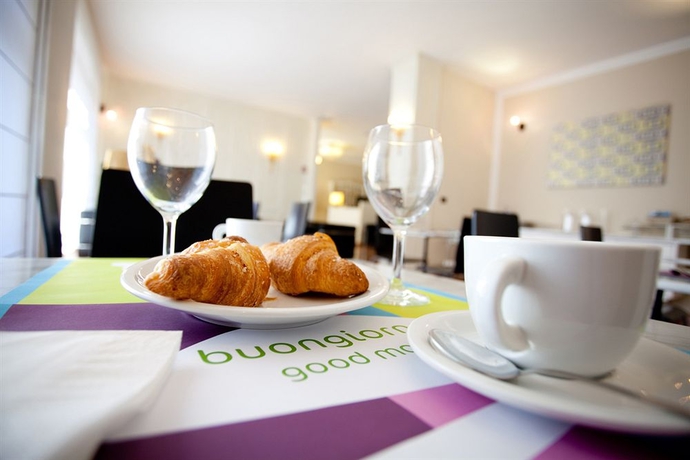 Imagen del bar/restaurante del Hotel Tourist, Turín. Foto 4