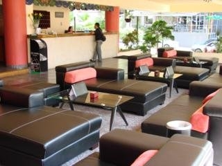 Imagen de los interiores del Hotel Tower House Suites. Foto 4