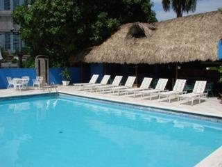 Imagen de la piscina del Hotel Tower House Suites. Foto 5