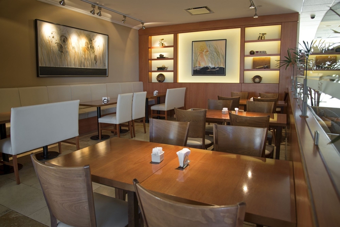 Imagen del bar/restaurante del Hotel Tower Inn and Suites. Foto 7