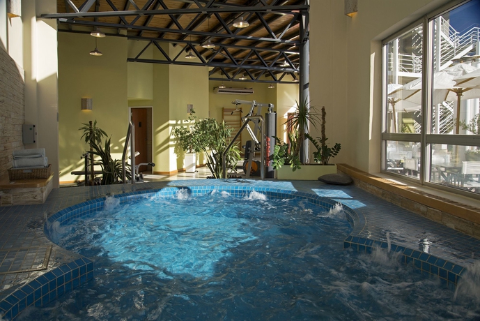 Imagen de la piscina del Hotel Tower Inn and Suites. Foto 16