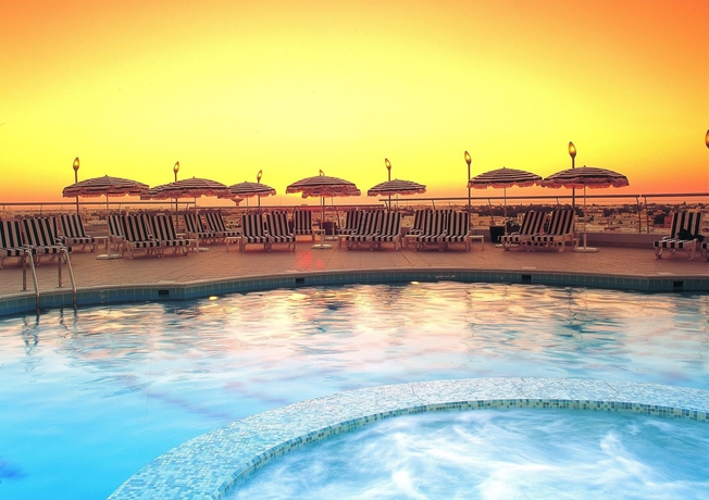 Imagen de la piscina del Hotel Towers Rotana. Foto 16