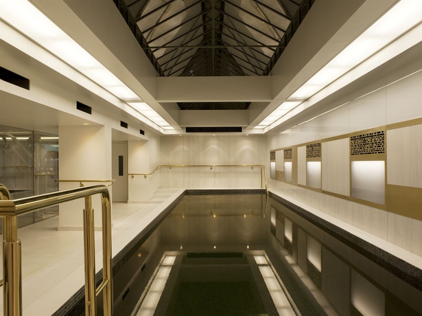 Imagen de la piscina del Hotel Town Hall, Londres. Foto 16