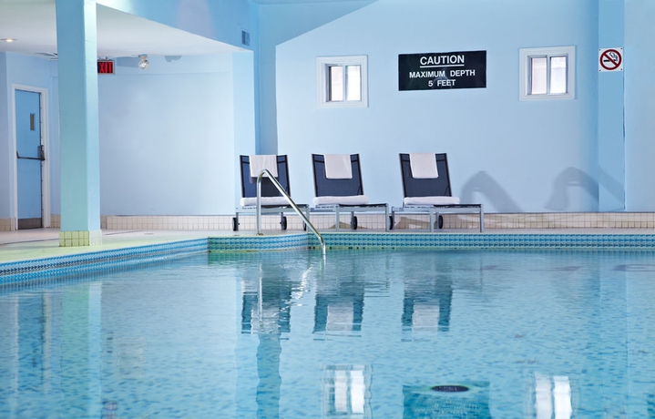 Imagen de la piscina del Hotel Town Inn Suites. Foto 7