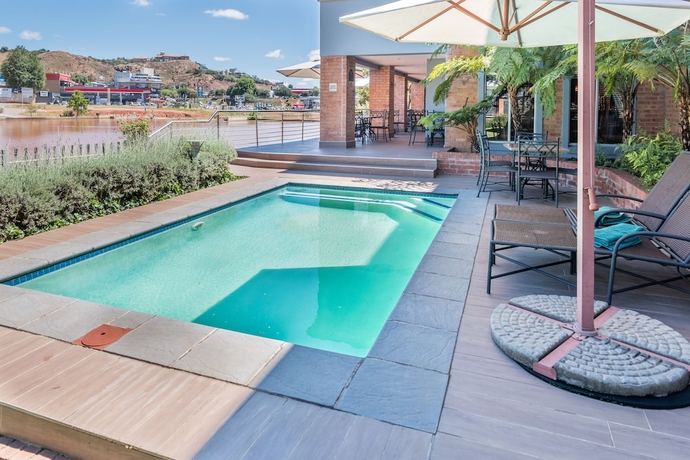 Imagen de la piscina del Hotel Town Lodge Roodepoort. Foto 18