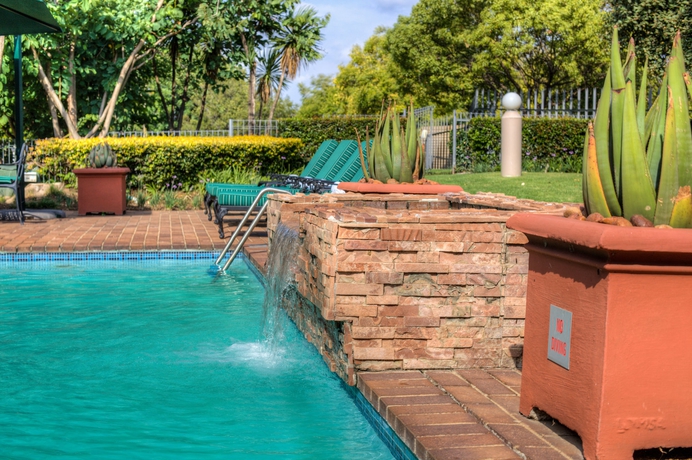 Imagen de la piscina del Hotel Town Lodge Waterfall, Midrand. Foto 13