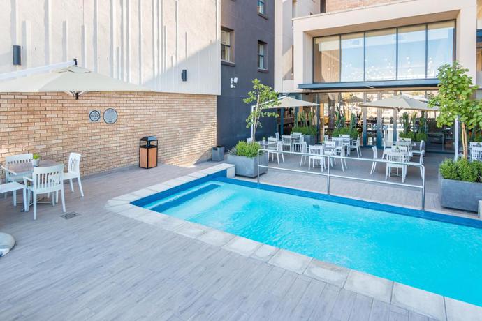 Imagen de la piscina del Hotel Town Lodge Windhoek. Foto 11