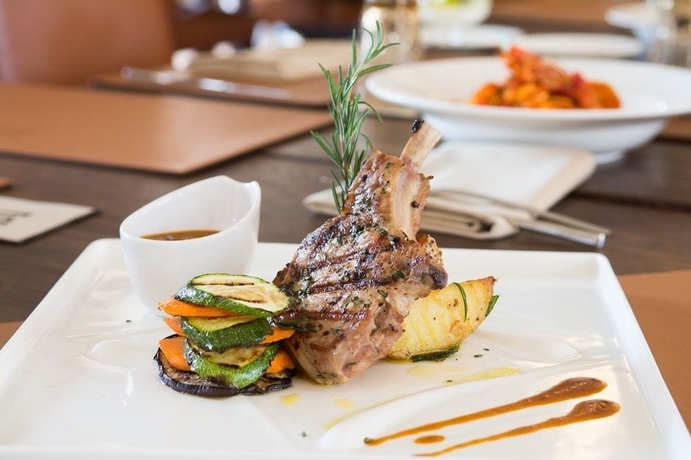 Imagen del bar/restaurante del Hotel Town Square Suites By Toscana Valley. Foto 6