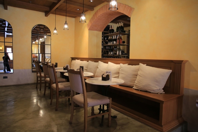 Imagen del bar/restaurante del Hotel Town Square Suites By Toscana Valley. Foto 11