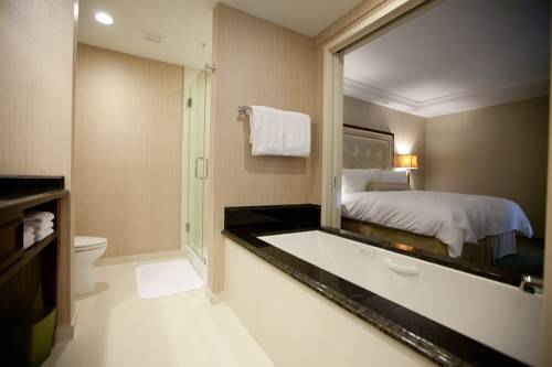 Imagen de la habitación del Hotel Town and Country Inn and Suites, Charleston. Foto 13