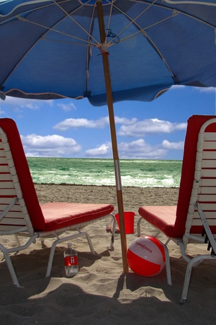 Imagen de los exteriores del Hotel TownHouse Hotel. Foto 13