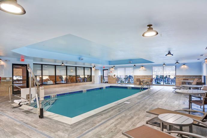 Imagen de la piscina del Hotel TownePlace Suites Bridgewater Branchburg. Foto 20