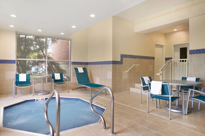 Imagen de la piscina del Hotel TownePlace Suites Chicago Naperville. Foto 20