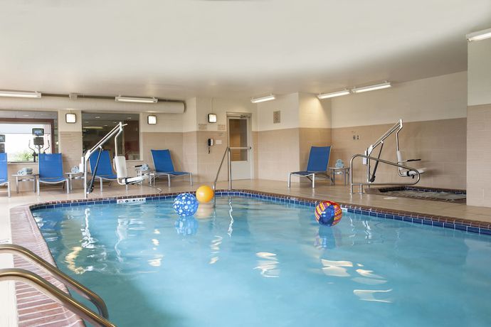 Imagen de la piscina del Hotel TownePlace Suites Des Moines Urbandale. Foto 7