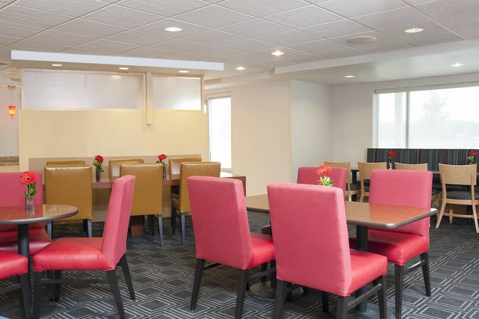 Imagen del bar/restaurante del Hotel TownePlace Suites Des Moines Urbandale. Foto 2