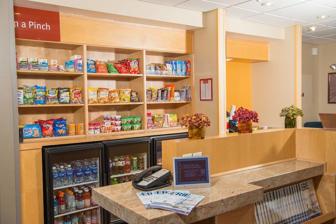 Imagen de los interiores del Hotel TownePlace Suites Erie. Foto 19