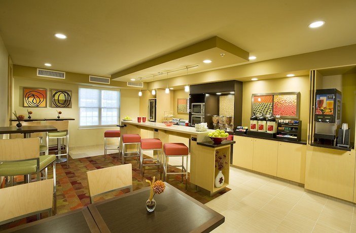 Imagen del bar/restaurante del Hotel TownePlace Suites Marriott Dulles Airport. Foto 3