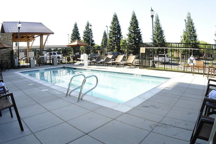 Imagen de la piscina del Hotel TownePlace Suites Redding. Foto 9
