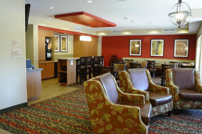Imagen de los interiores del Hotel TownePlace Suites Redding. Foto 8